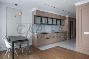 Продается 3-комнатная квартира 65 кв. м в Киеве, ул. Маккейна Джона