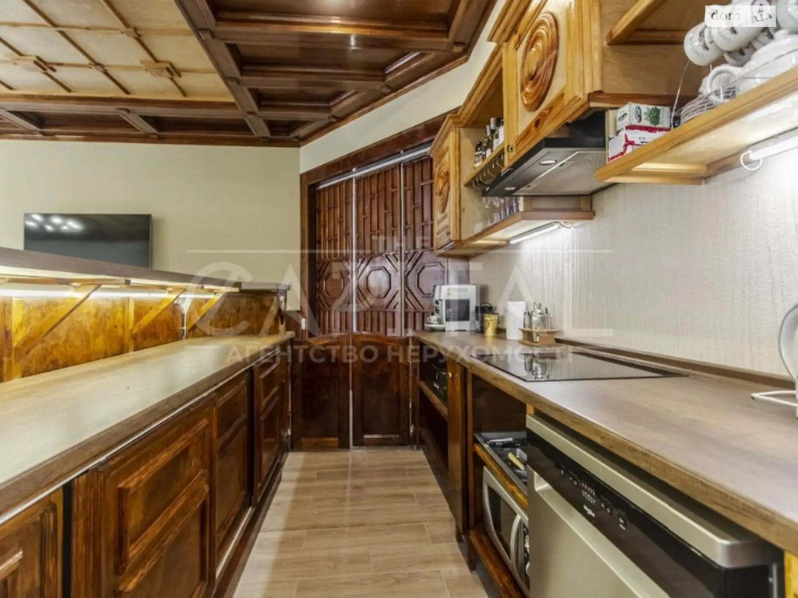 Сдается в аренду дом на 2 этажа 600 кв. м с гаражом, цена: 2500 €