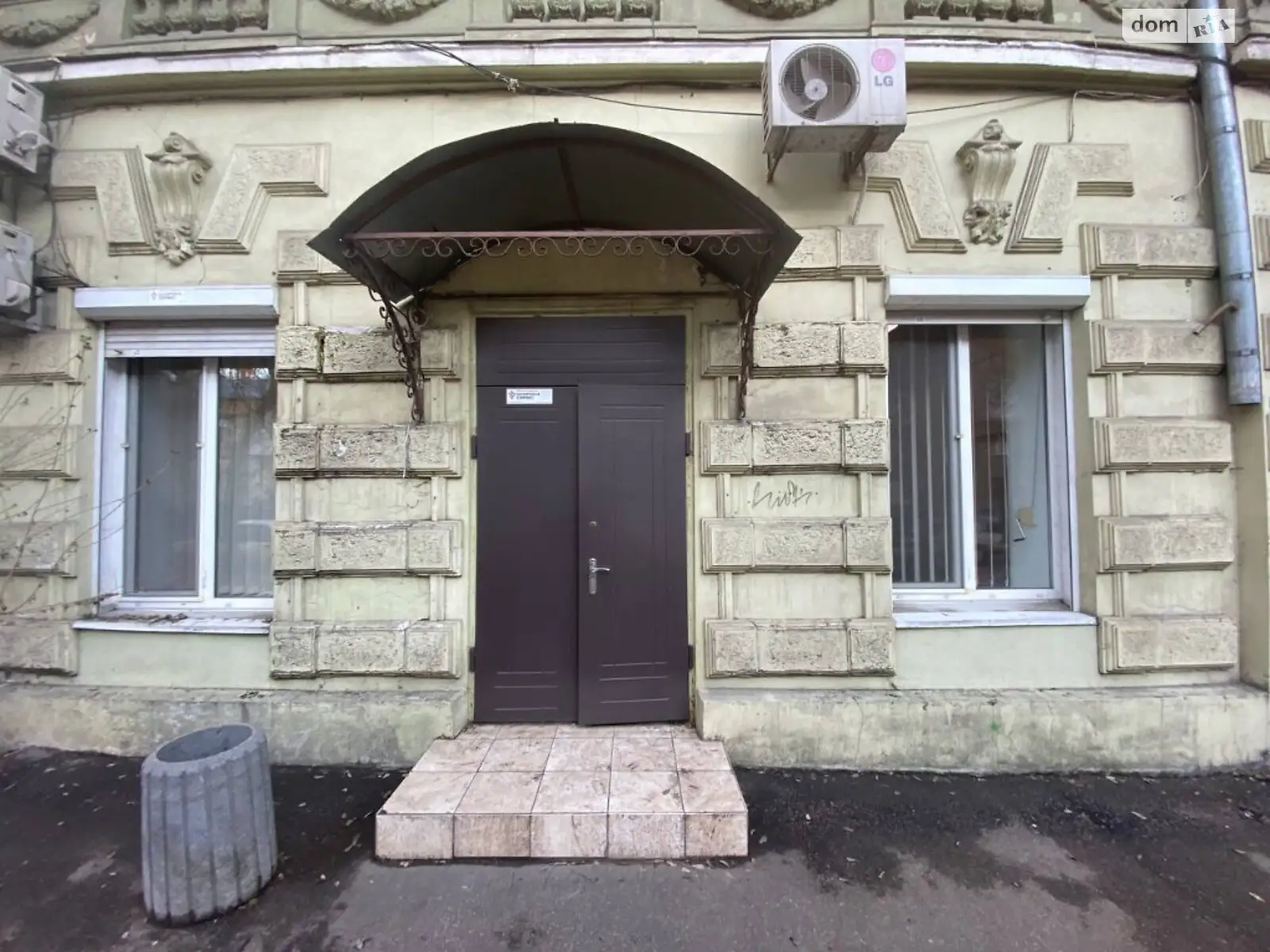 Сдается в аренду офис 68 кв. м в бизнес-центре, цена: 350 $ - фото 1
