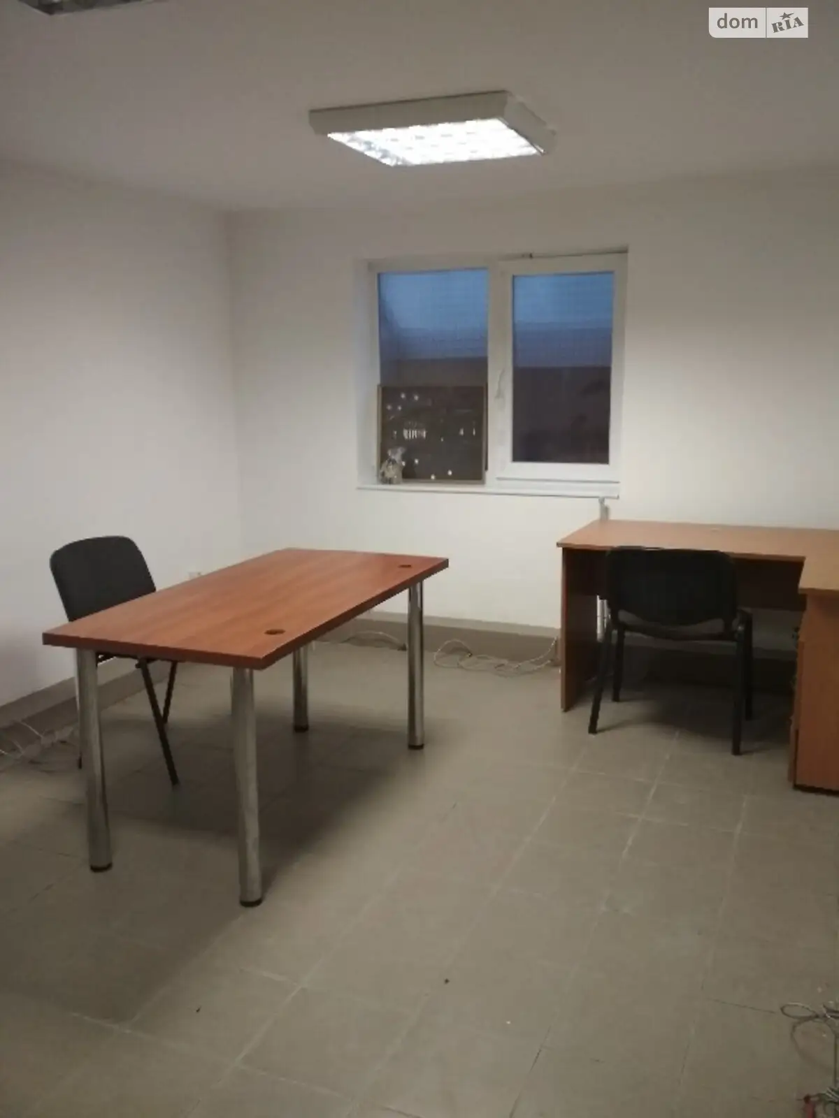Сдается в аренду офис 35 кв. м в бизнес-центре, цена: 200 $ - фото 1