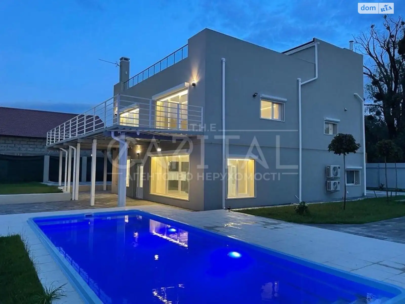 Продается дом на 3 этажа 400 кв. м с бассейном, цена: 650000 $