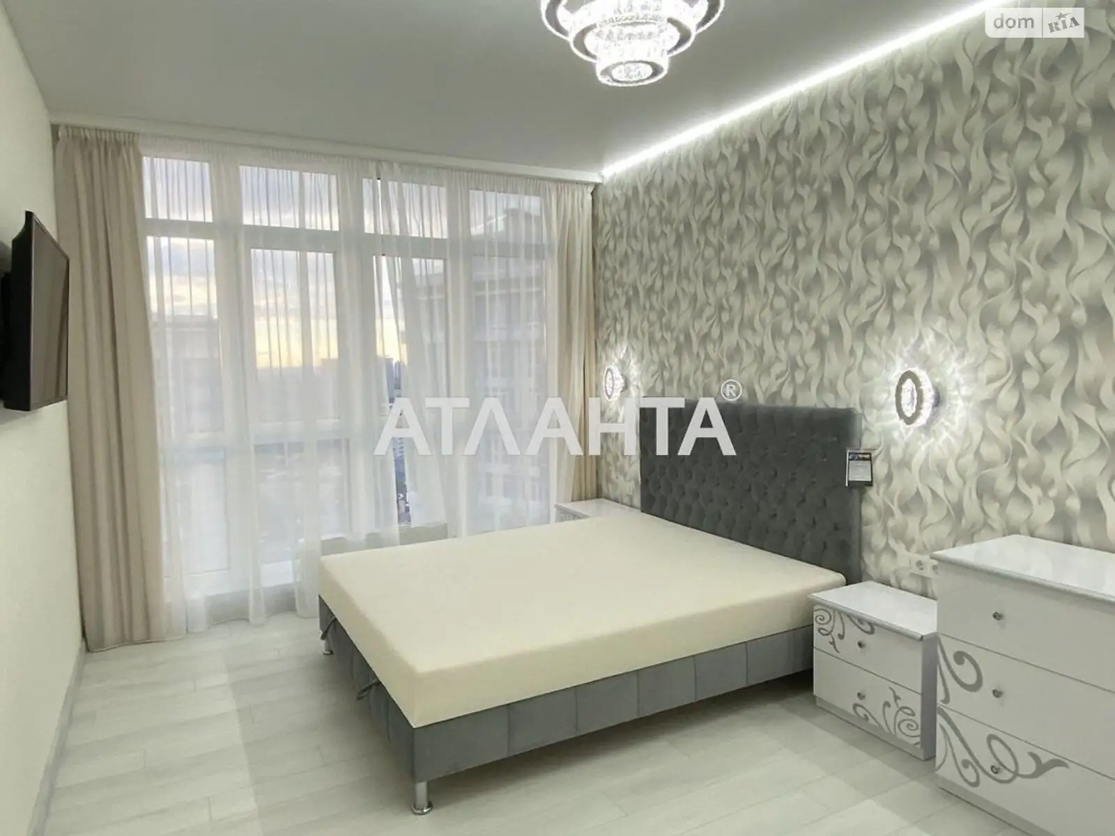 Продається 2-кімнатна квартира 72.1 кв. м у Одесі, просп. Гагаріна