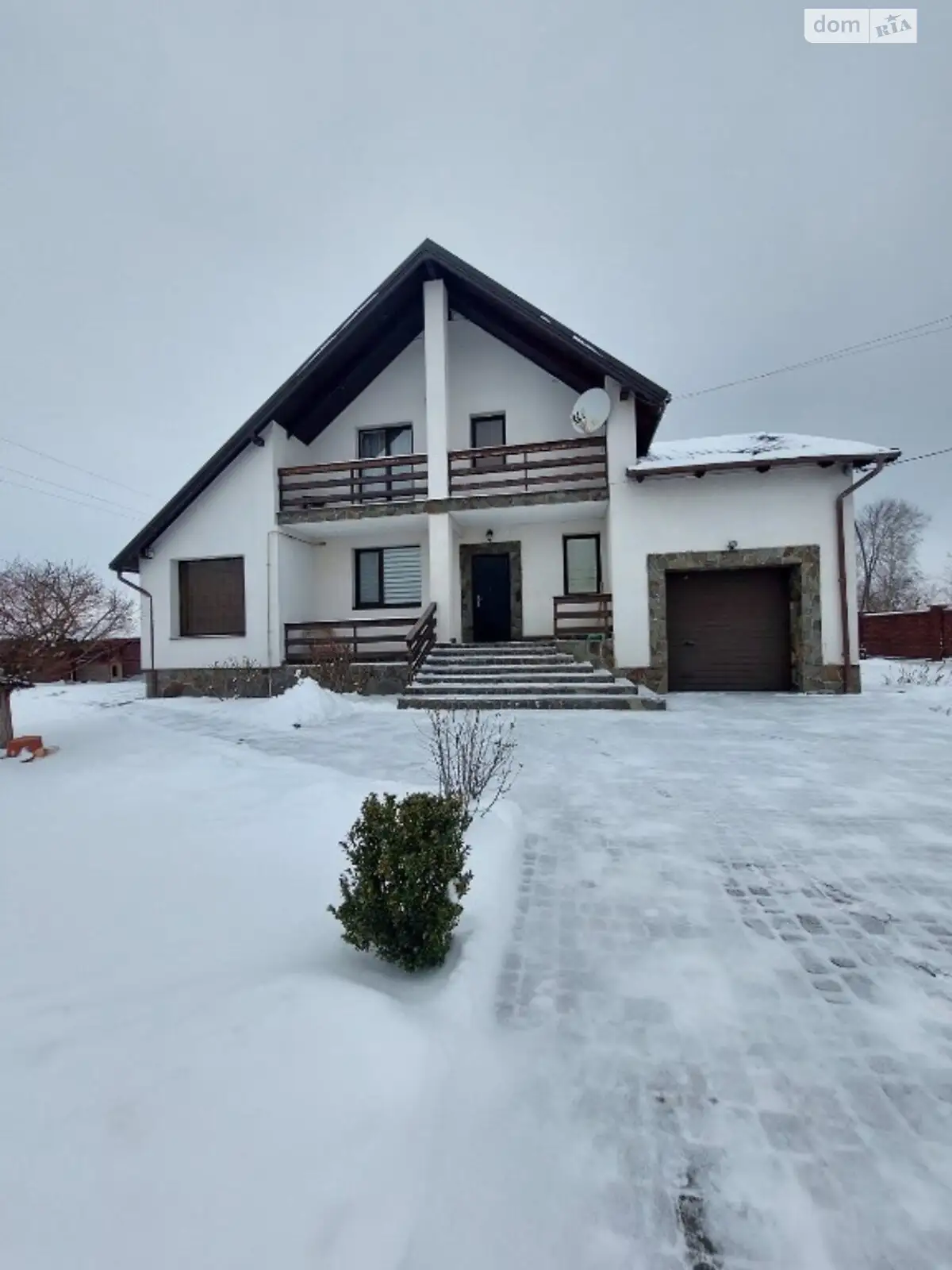 Продается дом на 2 этажа 202 кв. м с камином, цена: 330000 €