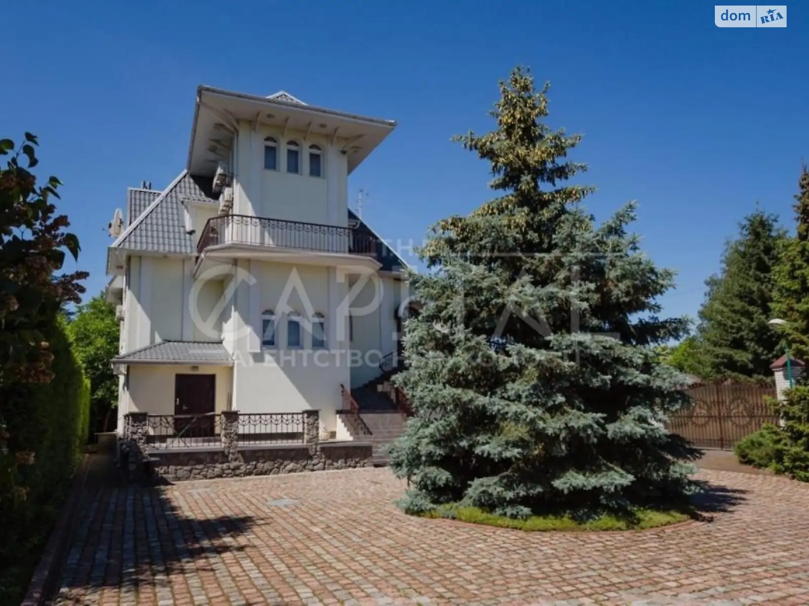 Продается дом на 3 этажа 750 кв. м с верандой, цена: 379000 $