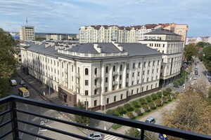 Продається 2-кімнатна квартира 64 кв. м у Івано-Франківську, вул. Василіянок