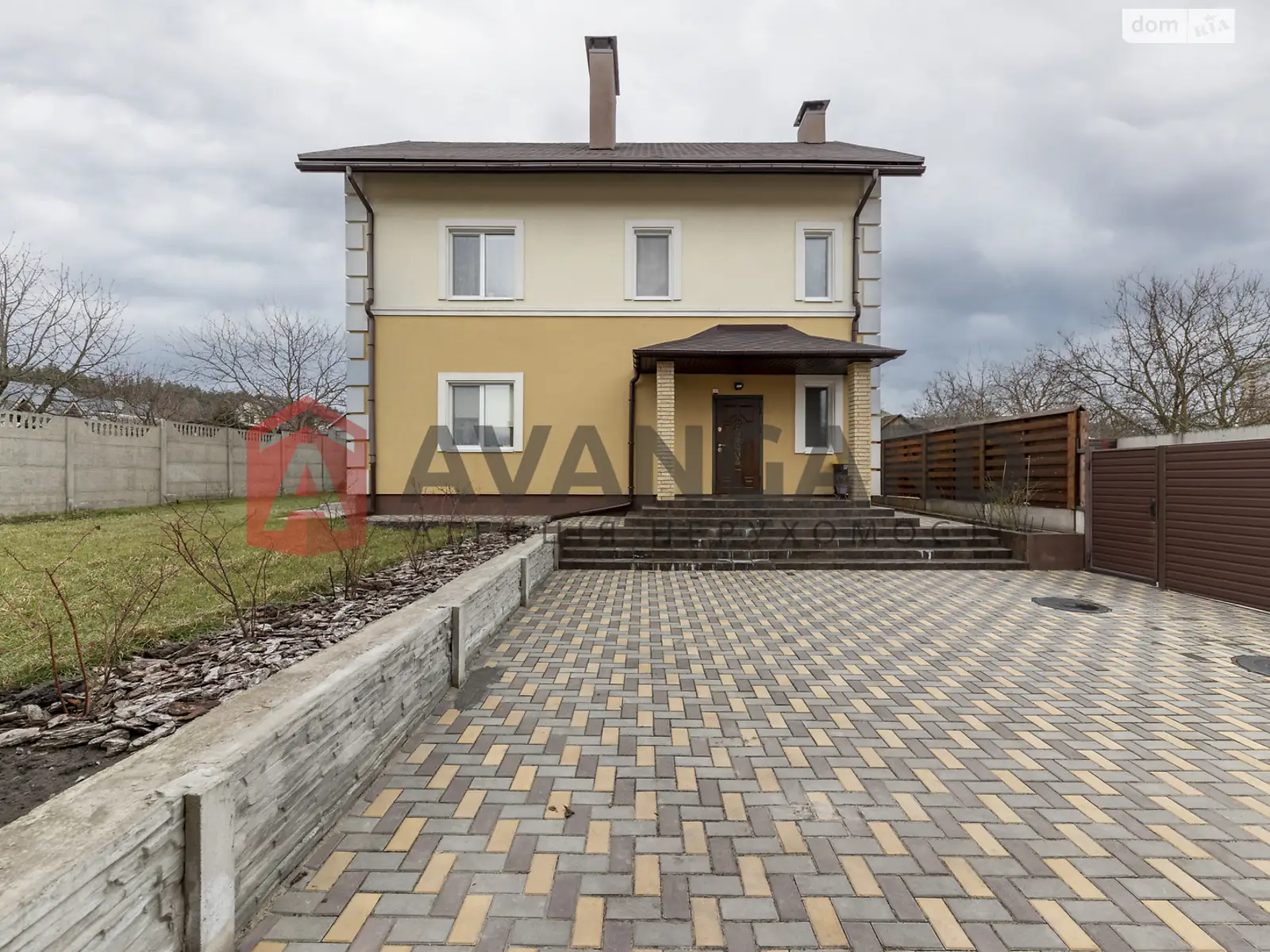 Продается дом на 3 этажа 174 кв. м с камином, цена: 279000 $ - фото 1