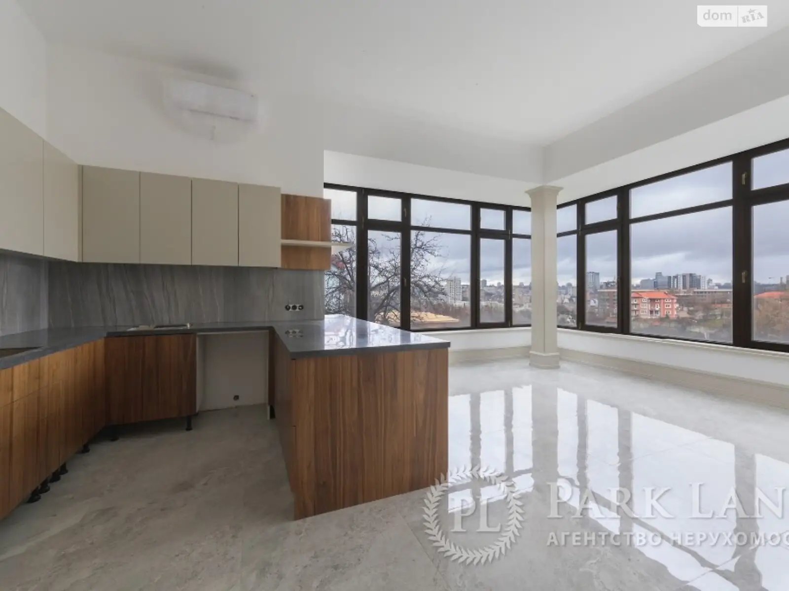 Продается дом на 3 этажа 295.2 кв. м с верандой, цена: 995000 $ - фото 1