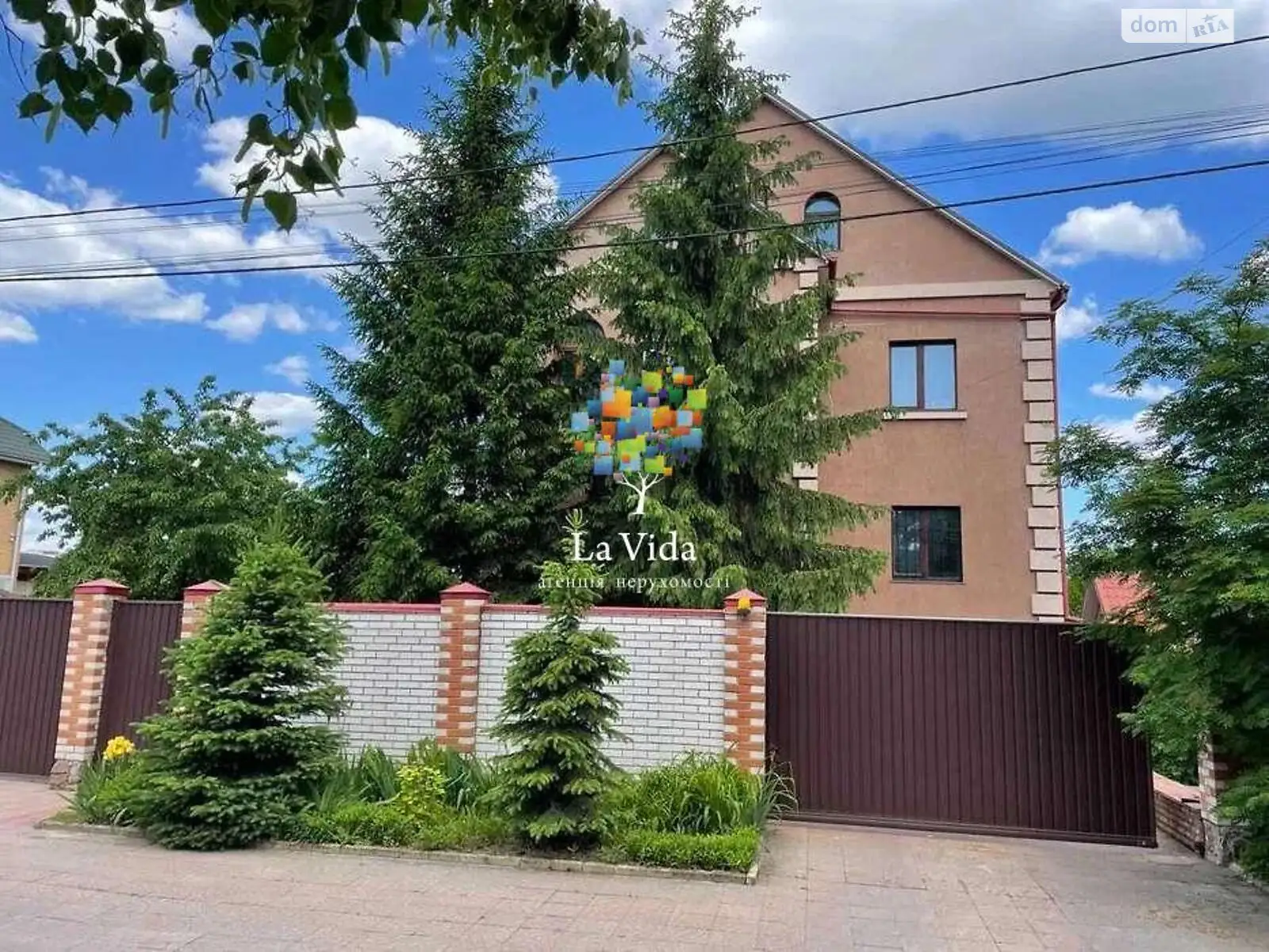 Продается дом на 3 этажа 275 кв. м с балконом, цена: 310000 $ - фото 1