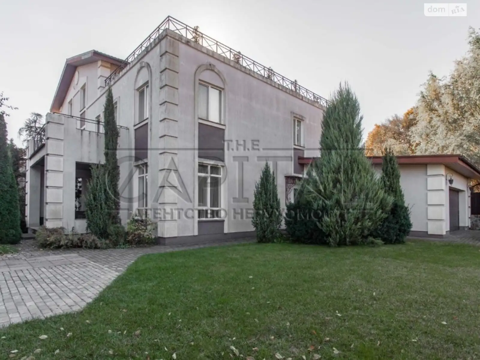 Продается дом на 3 этажа 1700 кв. м с верандой, цена: 1700000 $