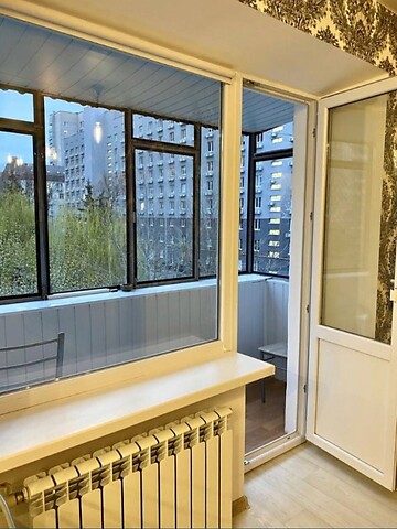 Продается 1-комнатная квартира 33 кв. м в Днепре, просп. Поля Александра