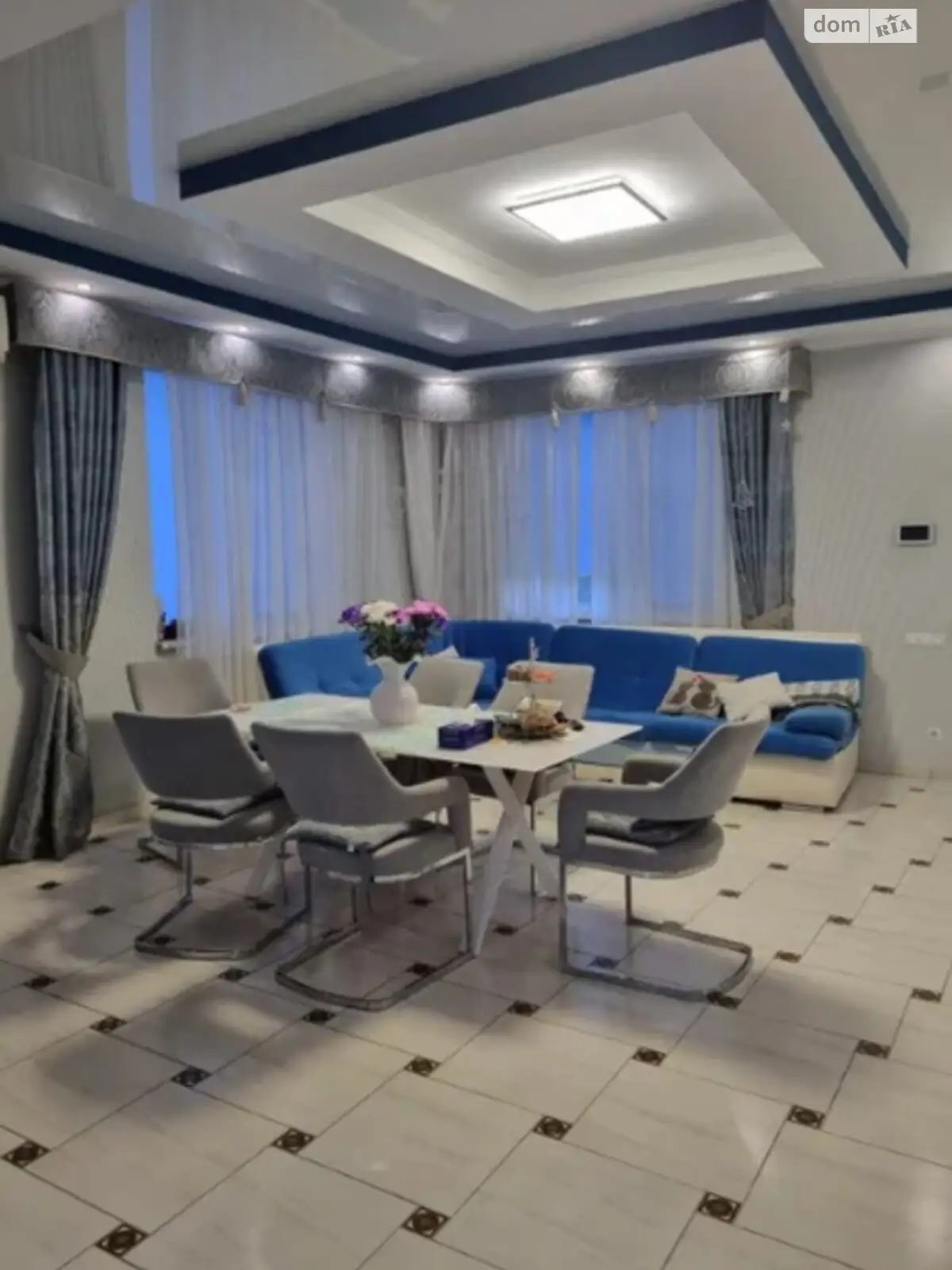 Продается дом на 3 этажа 270 кв. м с камином, цена: 230000 $ - фото 1