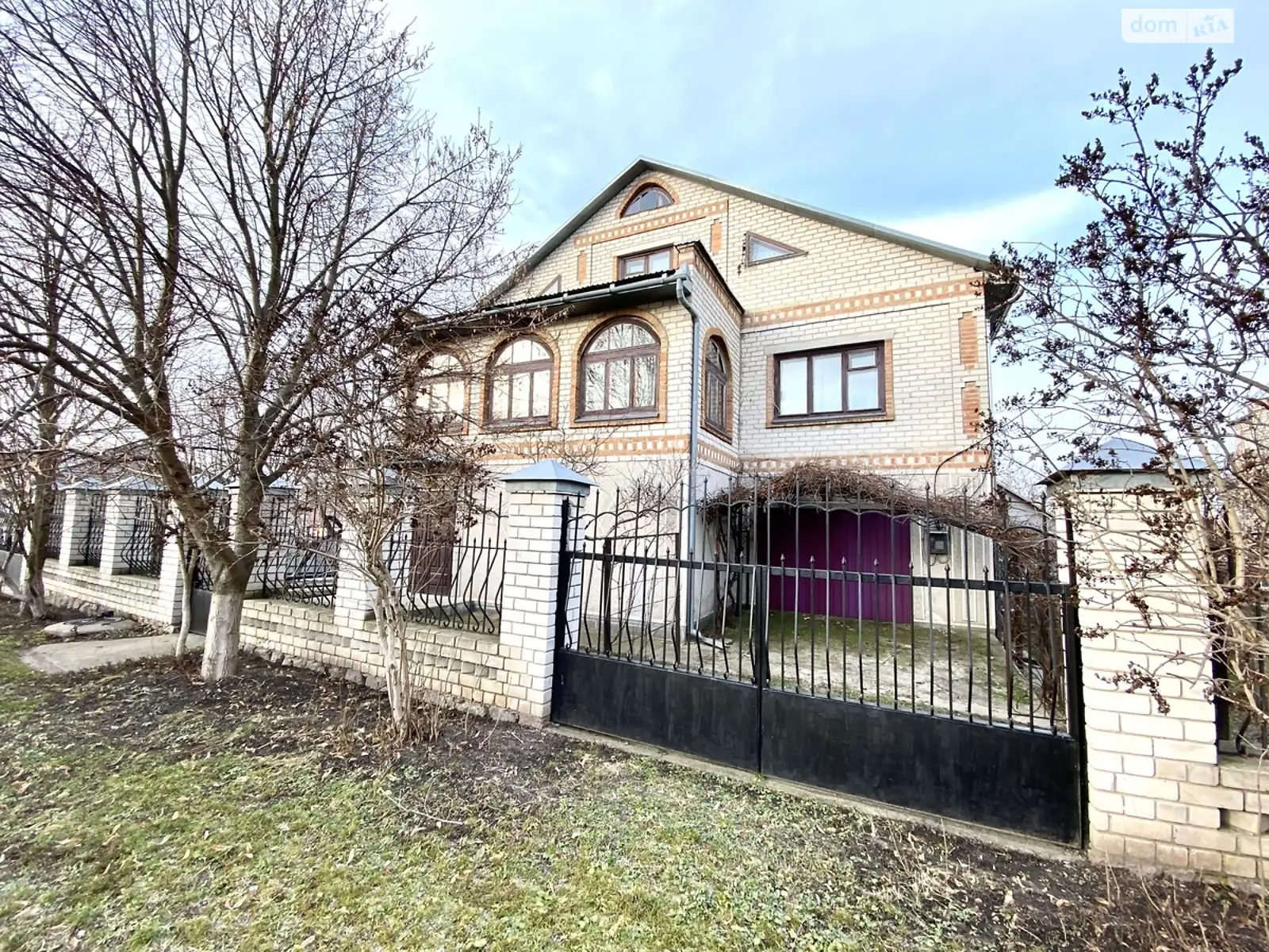 Продается дом на 3 этажа 249 кв. м с камином, цена: 165000 $