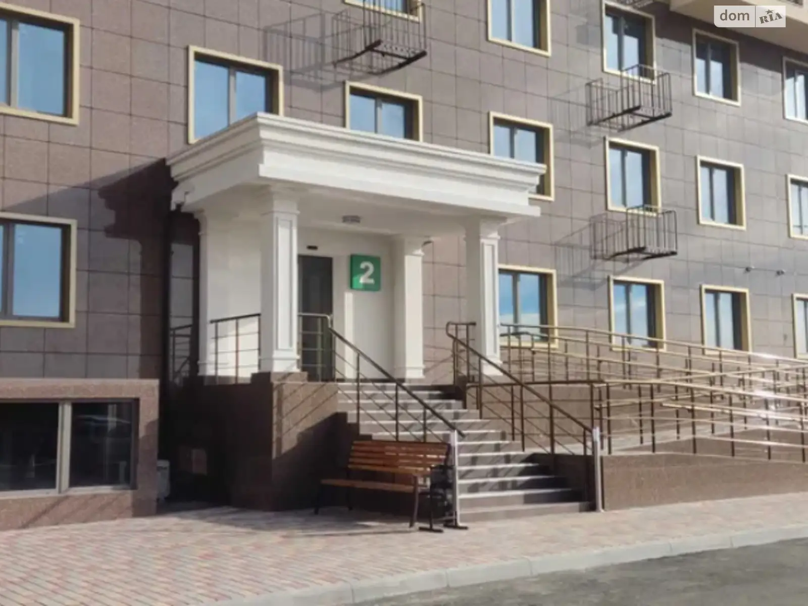 Продається 2-кімнатна квартира 66.3 кв. м у Одесі, вул. Академіка Сахарова