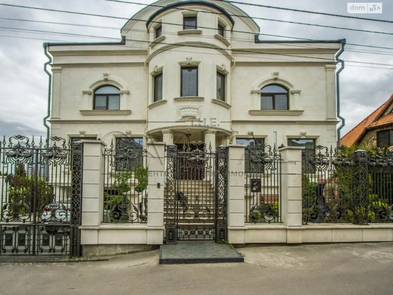 Здається в оренду будинок 2 поверховий 2037 кв. м з каміном, цена: 30000 $ - фото 1