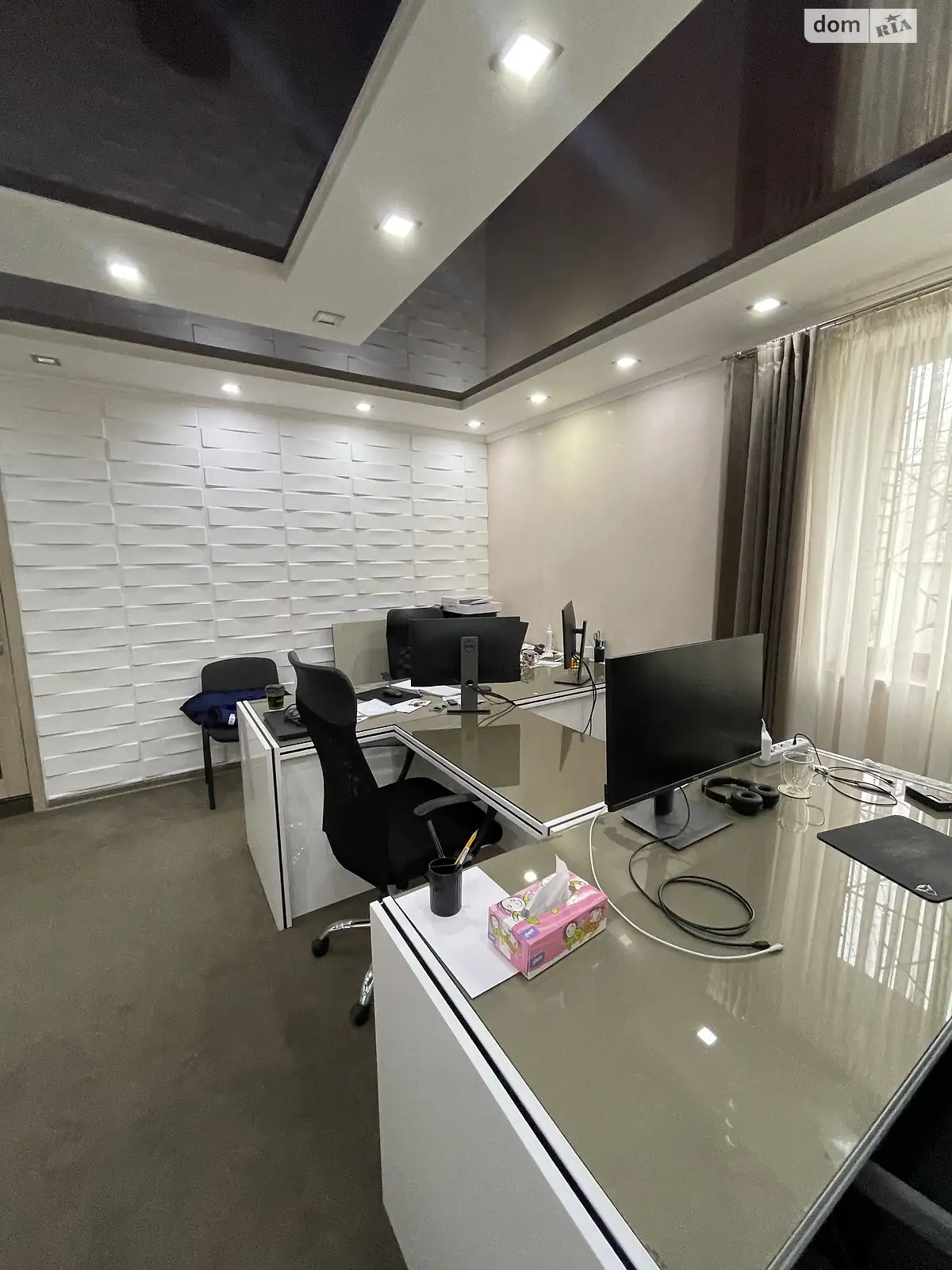 Продается офис 250 кв. м в бизнес-центре, цена: 275000 $
