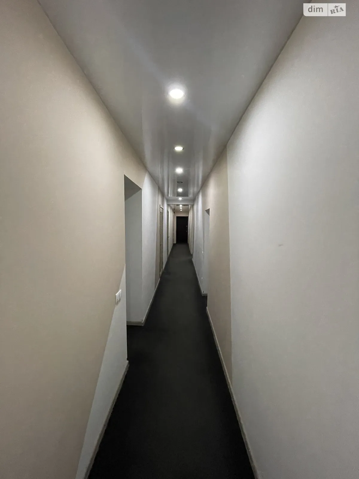 Продается офис 252 кв. м в бизнес-центре, цена: 275000 $ - фото 1