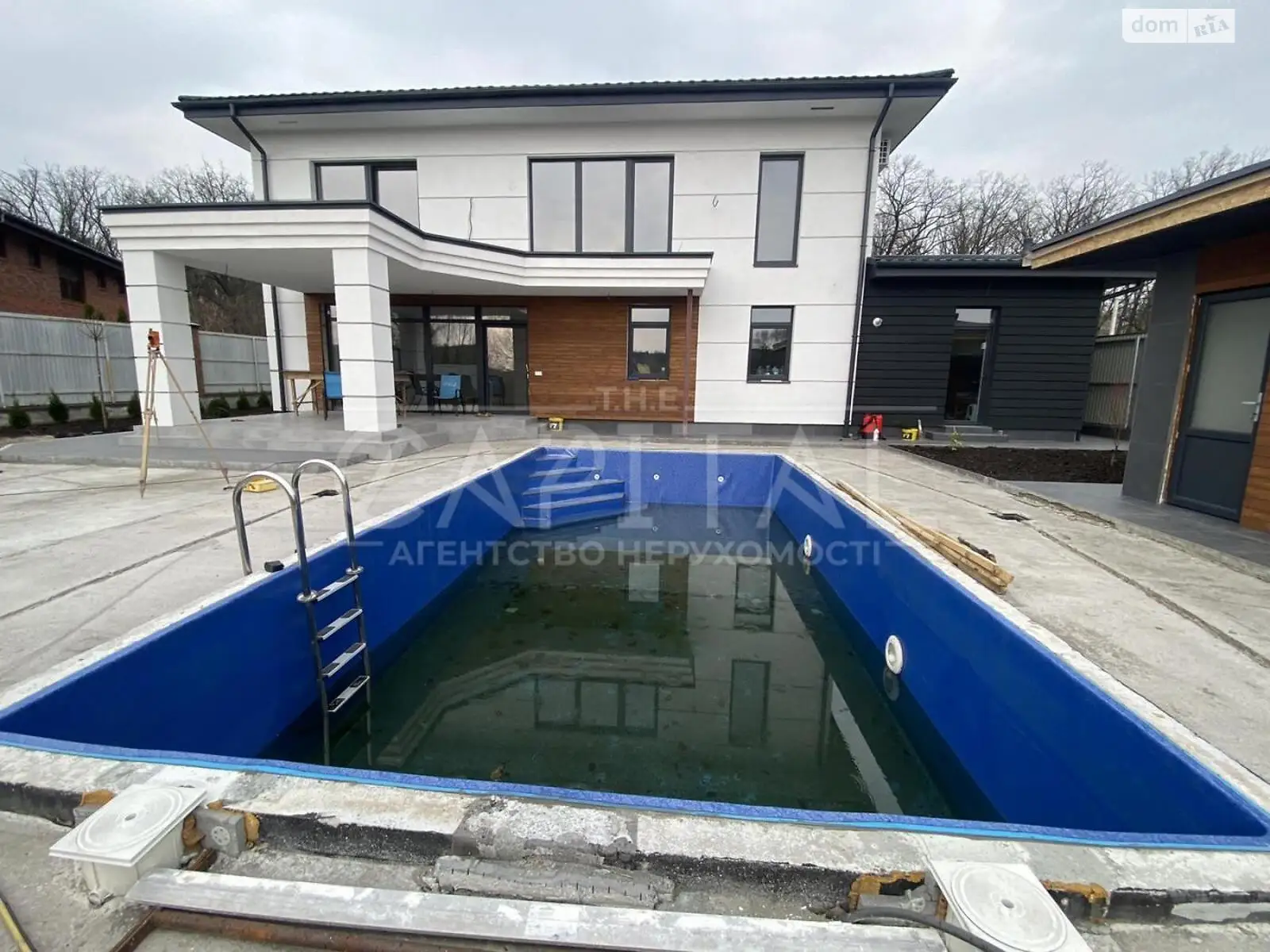 Продается дом на 2 этажа 286 кв. м с бассейном, цена: 950000 $