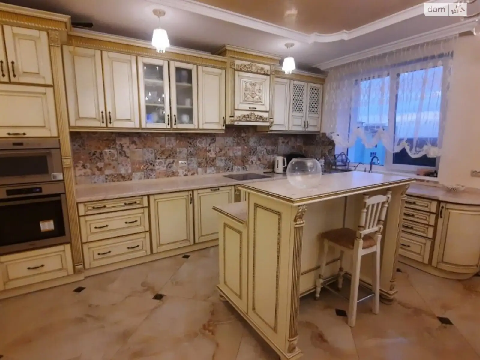 Продається 4-кімнатна квартира 160 кв. м у Новояворівську, цена: 140000 $