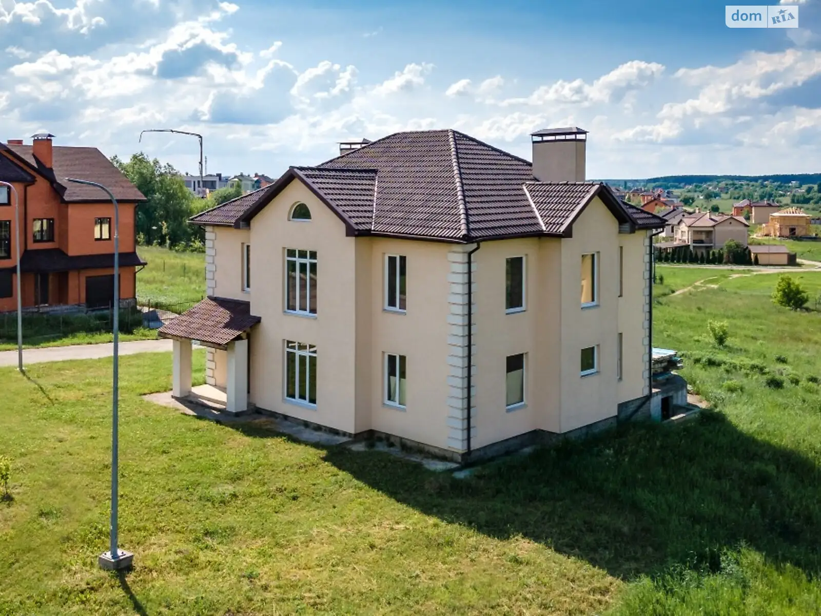 Продается дом на 2 этажа 253 кв. м с мебелью, цена: 173000 $ - фото 1