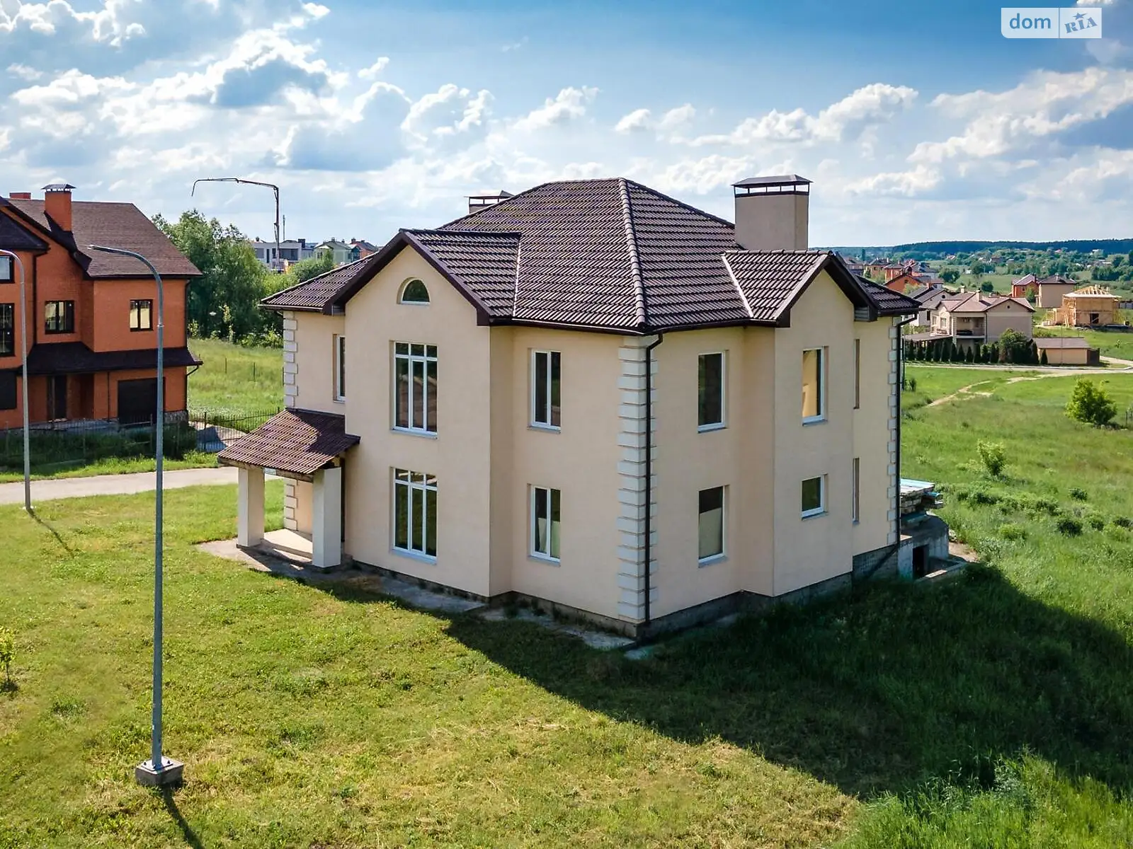 Продається будинок 2 поверховий 253 кв. м з каміном, цена: 173000 $