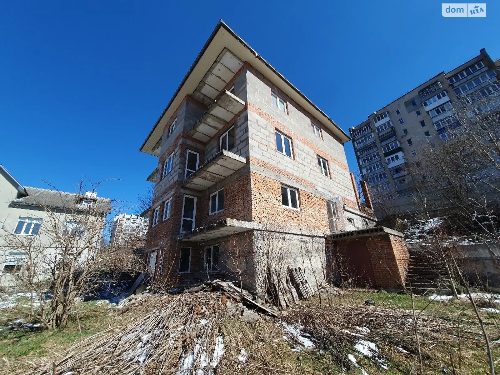 Продается дом на 3 этажа 600 кв. м с балконом, цена: 100000 $