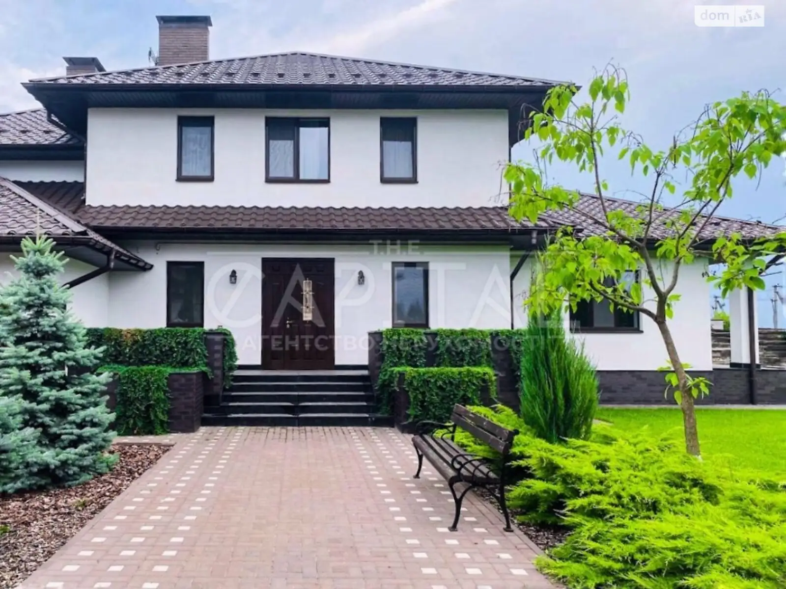 Продается дом на 2 этажа 356 кв. м с садом, цена: 380000 $