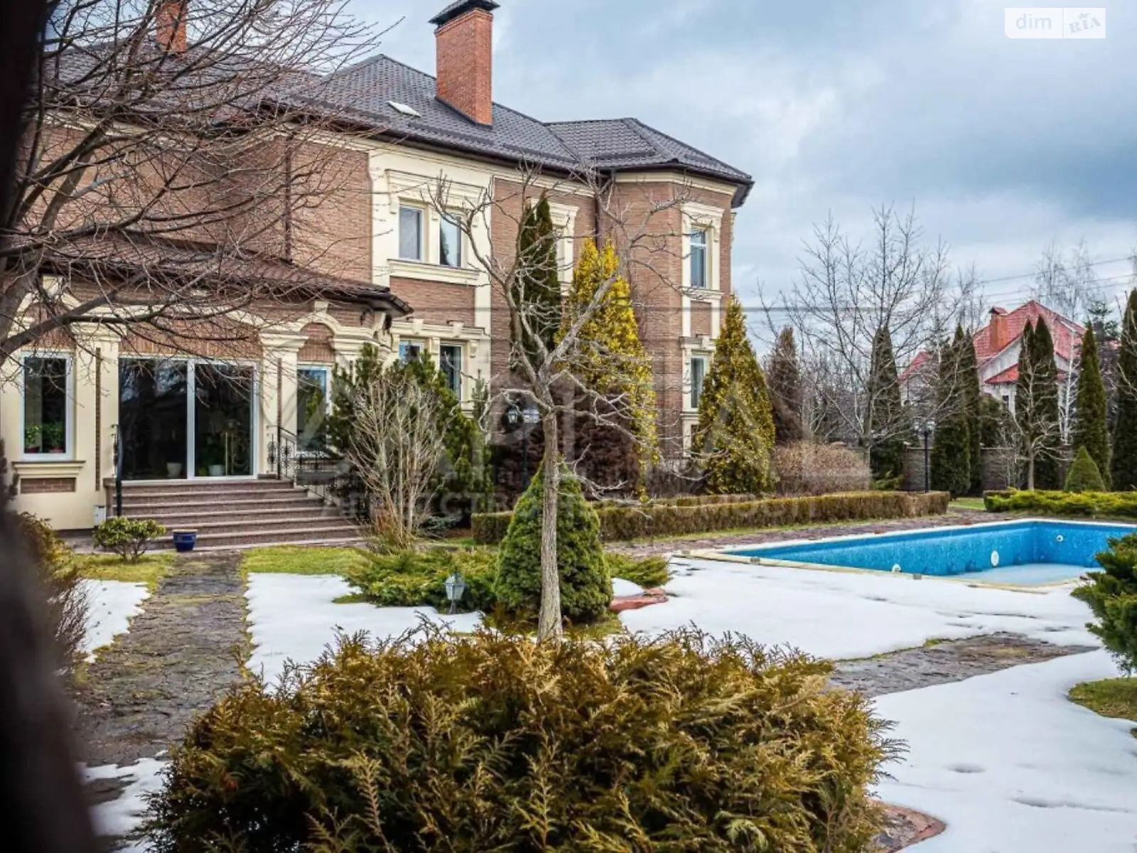 Продается дом на 3 этажа 750 кв. м с садом, цена: 1300000 $