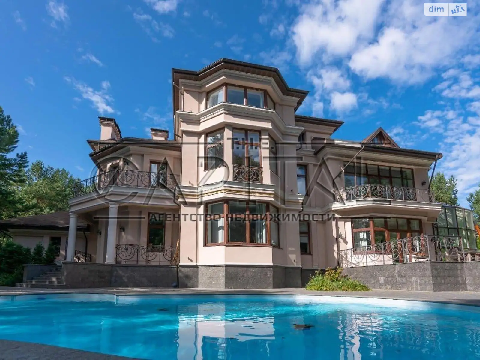 Продается дом на 3 этажа 832 кв. м с бассейном, цена: 3900000 $