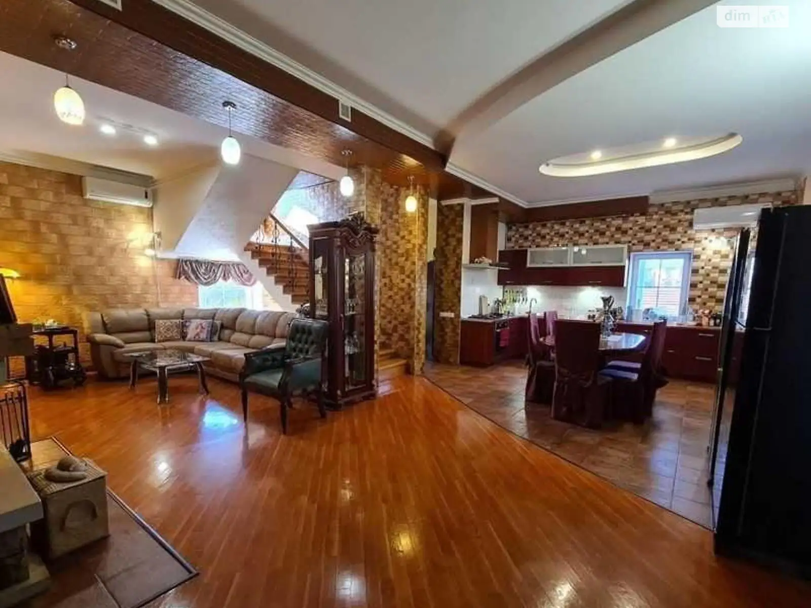 Продается дом на 2 этажа 310 кв. м с баней/сауной, цена: 450000 $