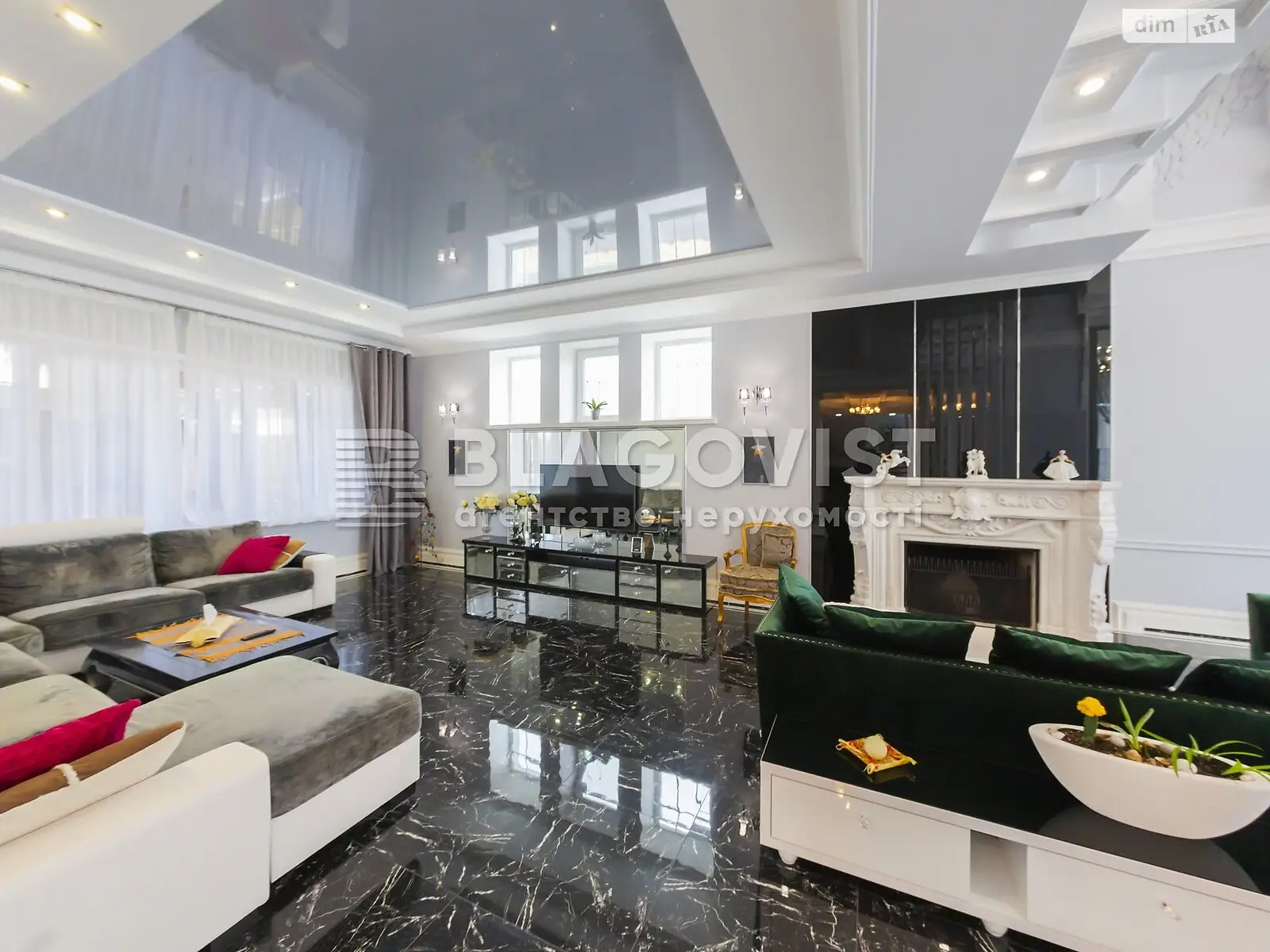 Продается дом на 3 этажа 800 кв. м с верандой, цена: 1650000 $