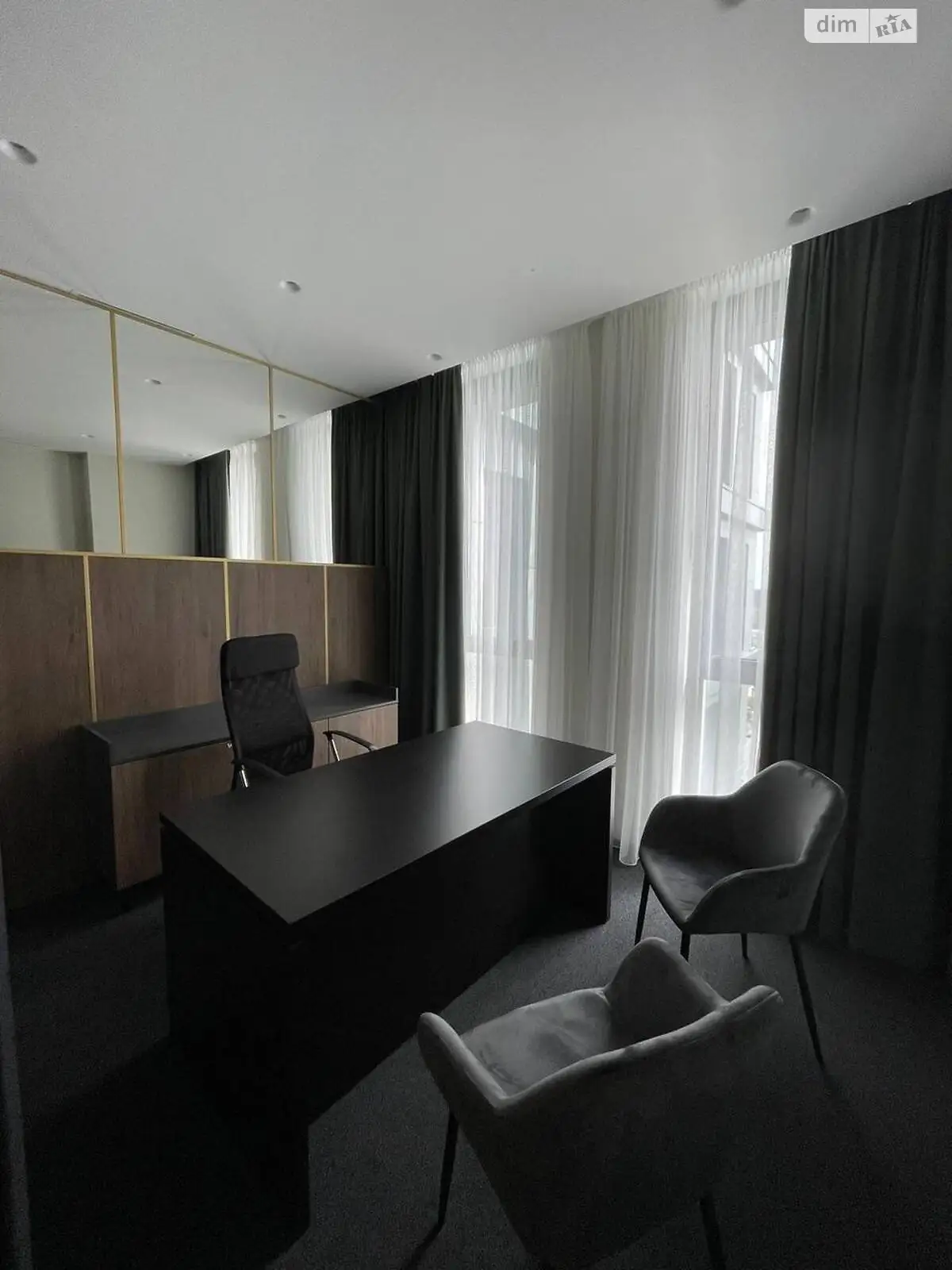 Сдается в аренду офис 45 кв. м в бизнес-центре, цена: 1500 $ - фото 1