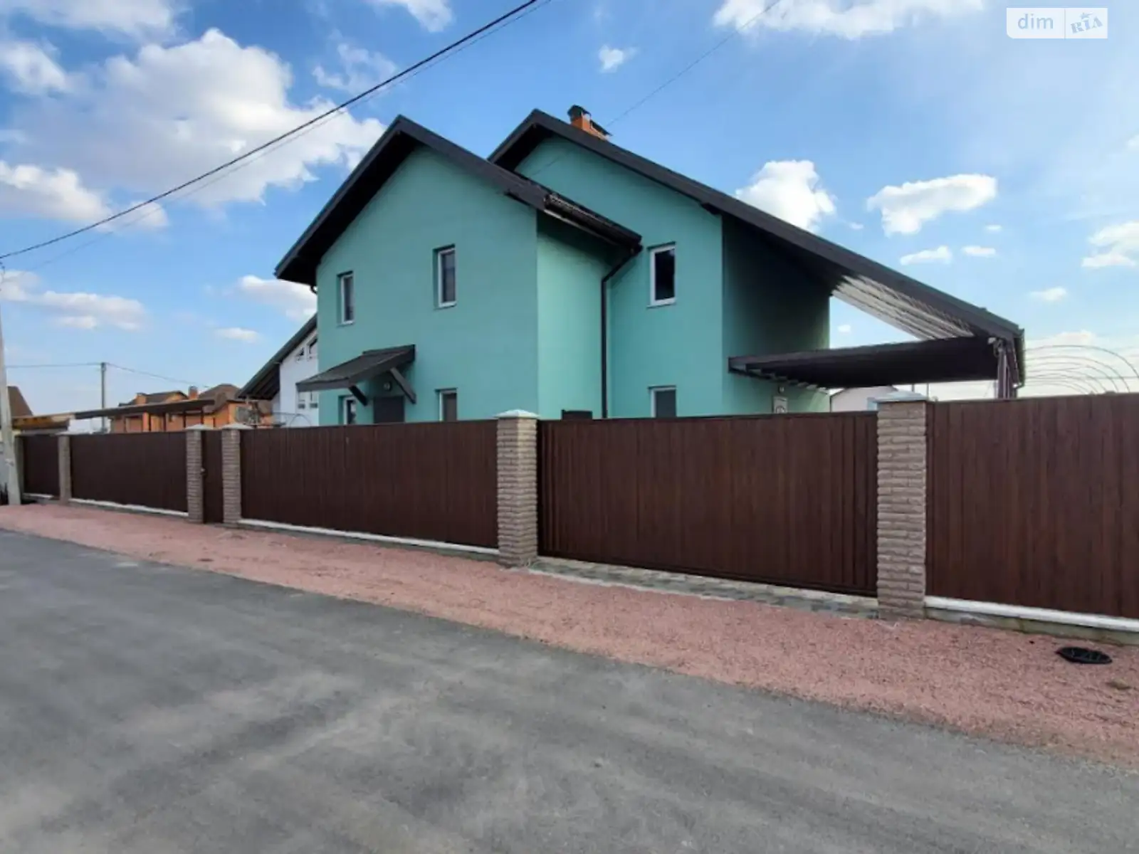 Продается дом на 2 этажа 175 кв. м с камином, цена: 174000 $