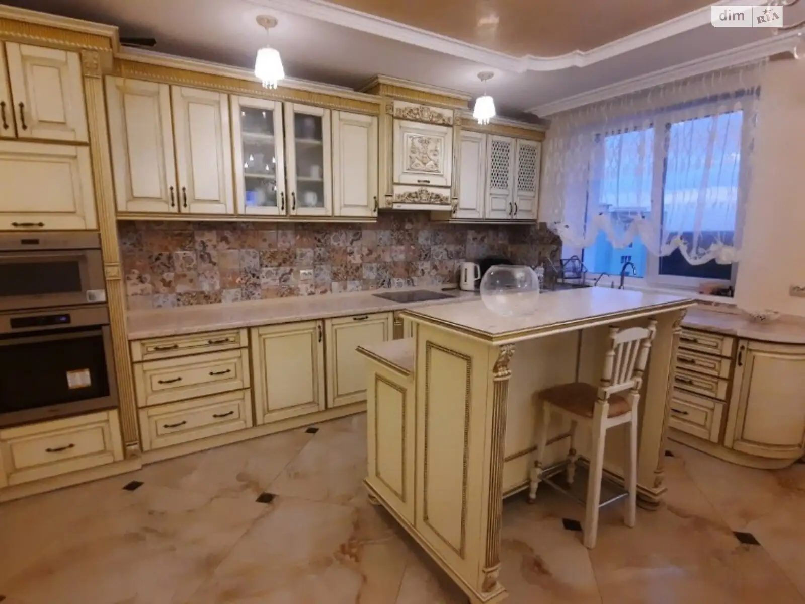 Продається 4-кімнатна квартира 160 кв. м у Новояворівську, цена: 135000 $