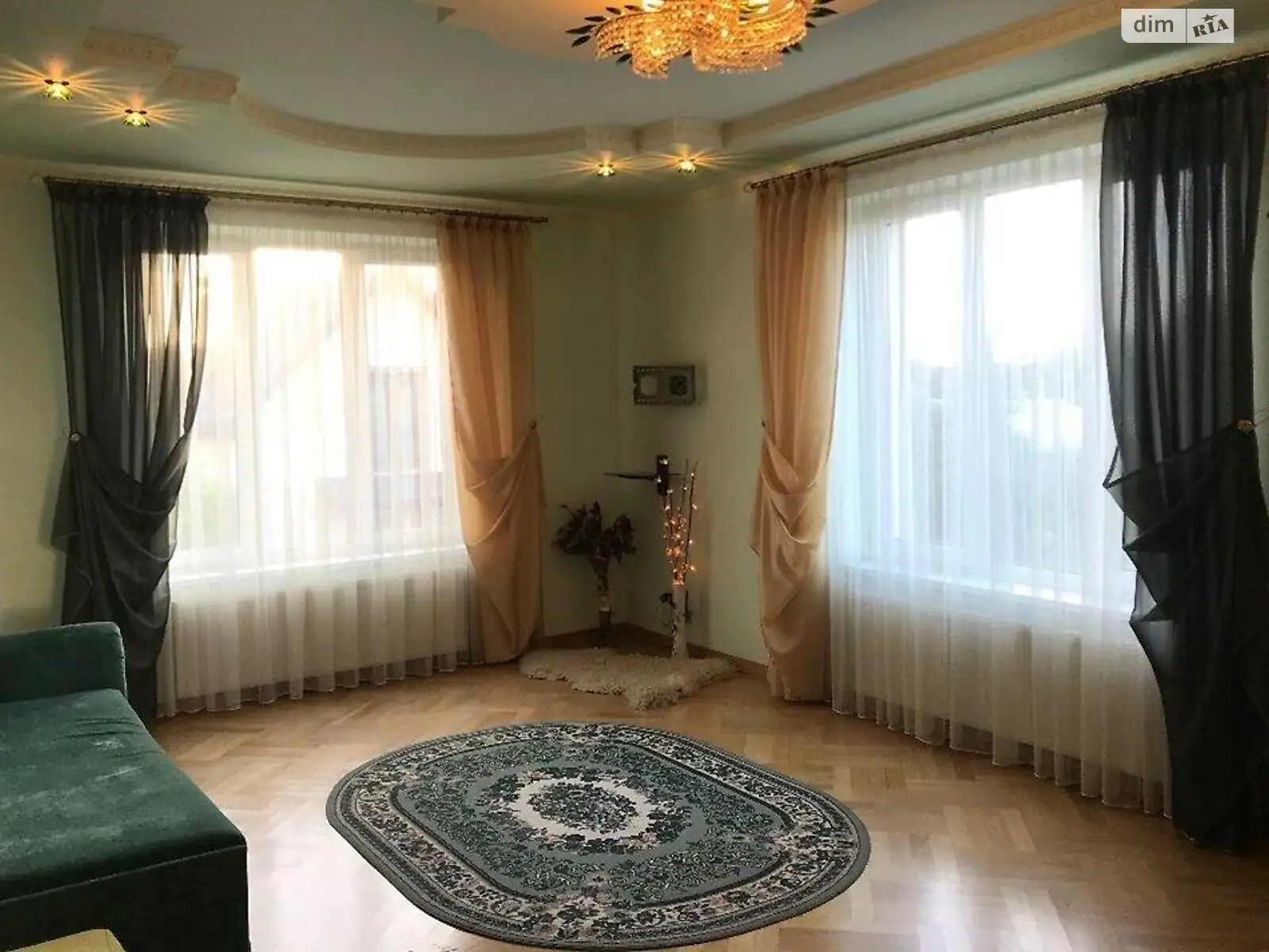 Продается дом на 2 этажа 230 кв. м с камином, цена: 185000 $