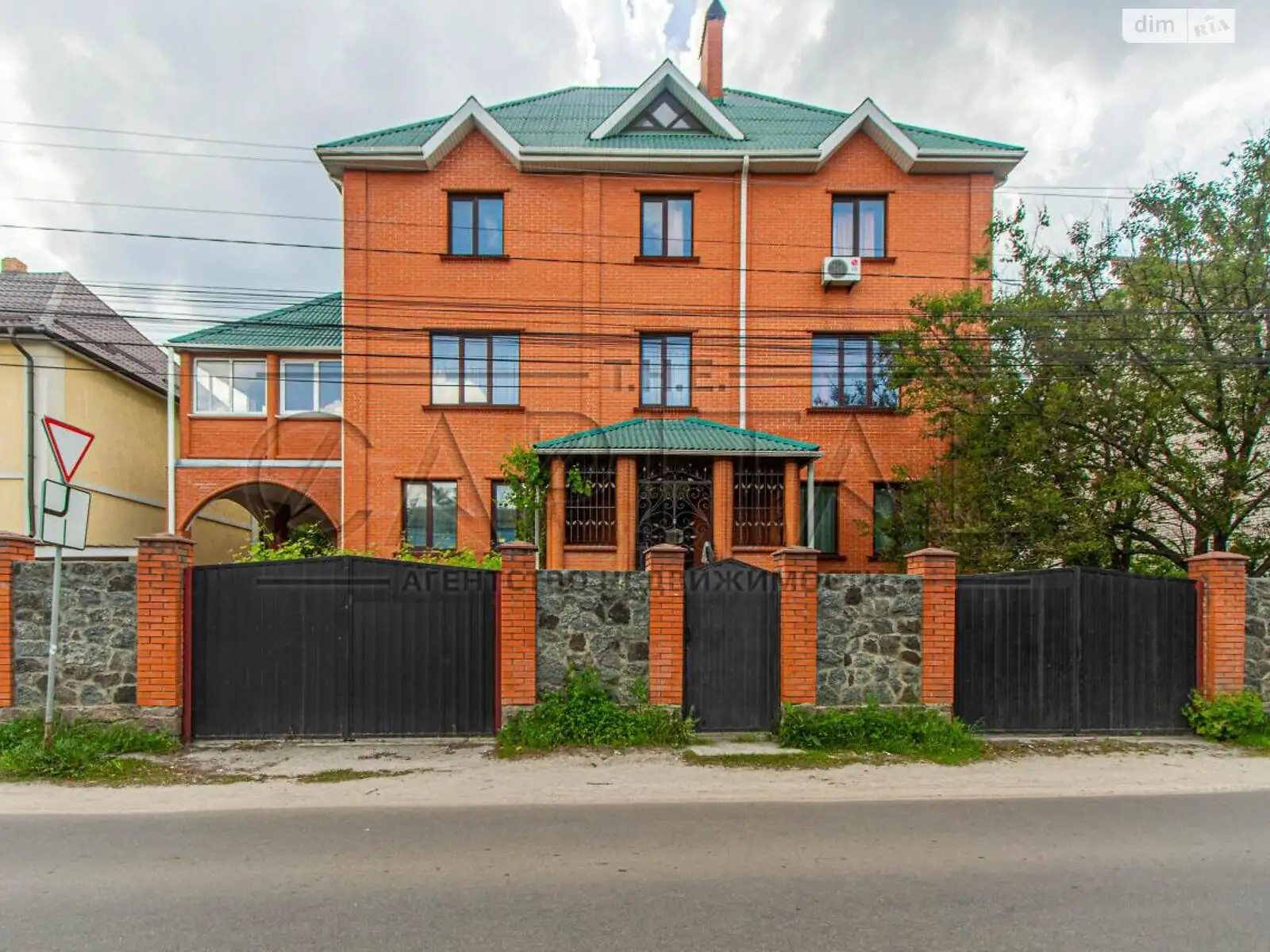 Продається будинок 3 поверховий 525 кв. м з каміном, цена: 450000 $ - фото 1