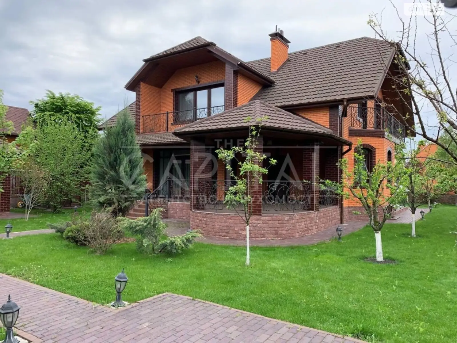 Сдается в аренду дом на 2 этажа 407 кв. м с беседкой, цена: 2500 € - фото 1