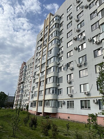 Продається 2-кімнатна квартира 60 кв. м у Черкасах, вул. Корольова Академіка