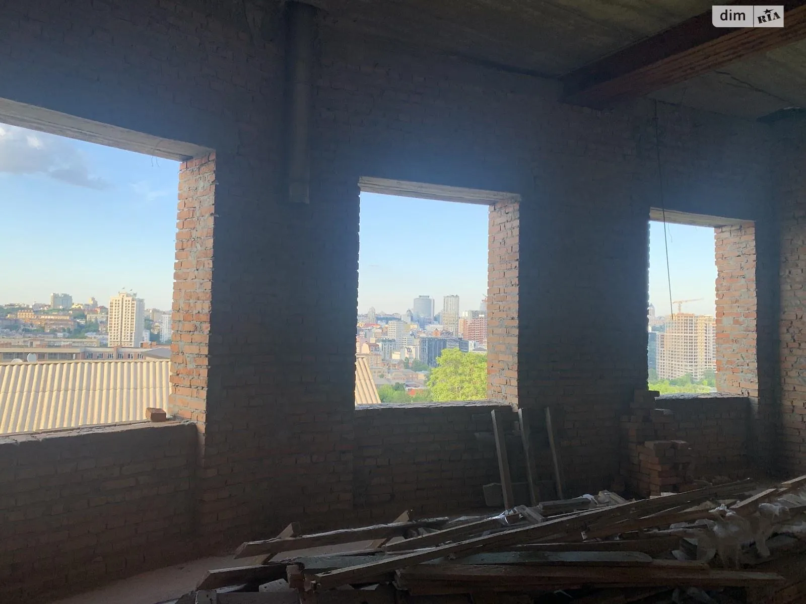 Продается дом на 3 этажа 440 кв. м с гаражом, цена: 310000 $ - фото 1