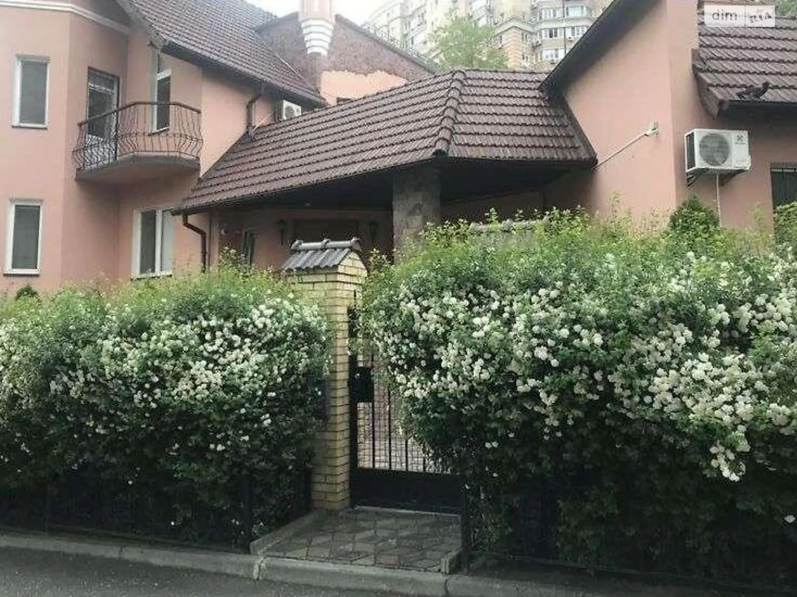 Сдается в аренду дом на 2 этажа 430 кв. м с камином, цена: 3000 $