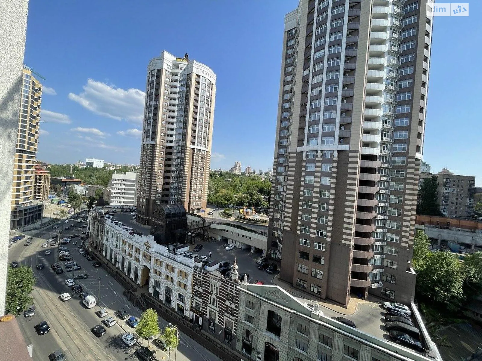 Продается 2-комнатная квартира 73 кв. м в Киеве, ул. Глубочицкая, 25