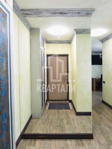Сдается в аренду 1-комнатная квартира 44 кв. м в Киеве, ул. Салютная