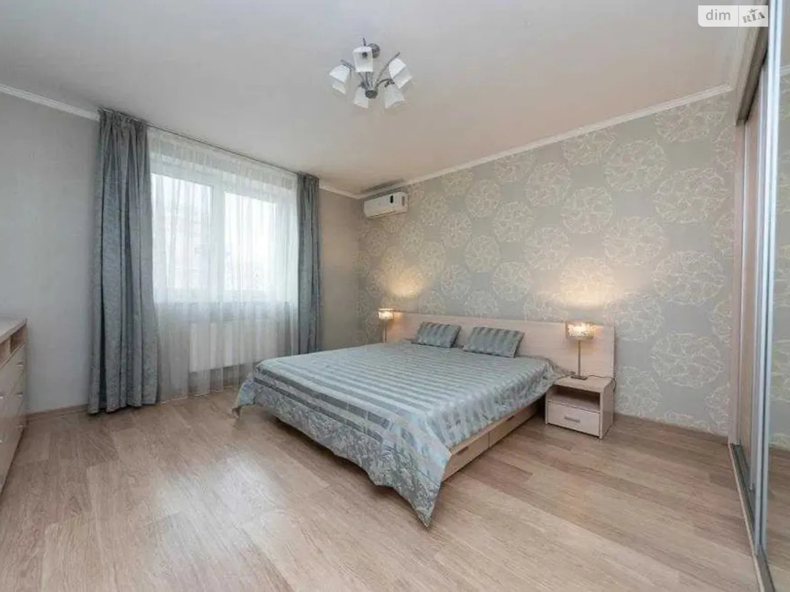 Продается 3-комнатная квартира 120 кв. м в Киеве, ул. Голосеевская, 13А