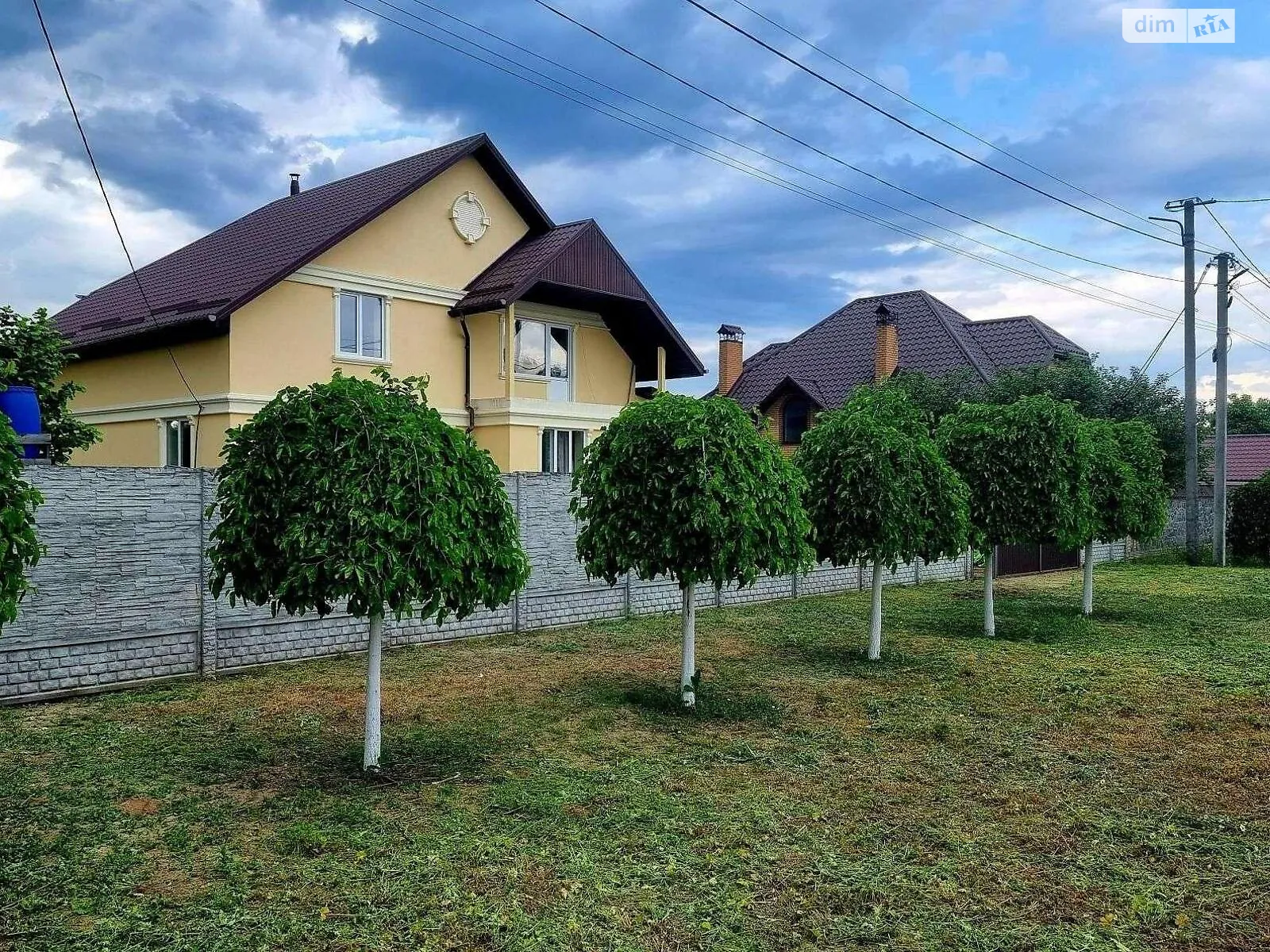 Продається будинок 2 поверховий 280 кв. м з терасою, вул. Садова