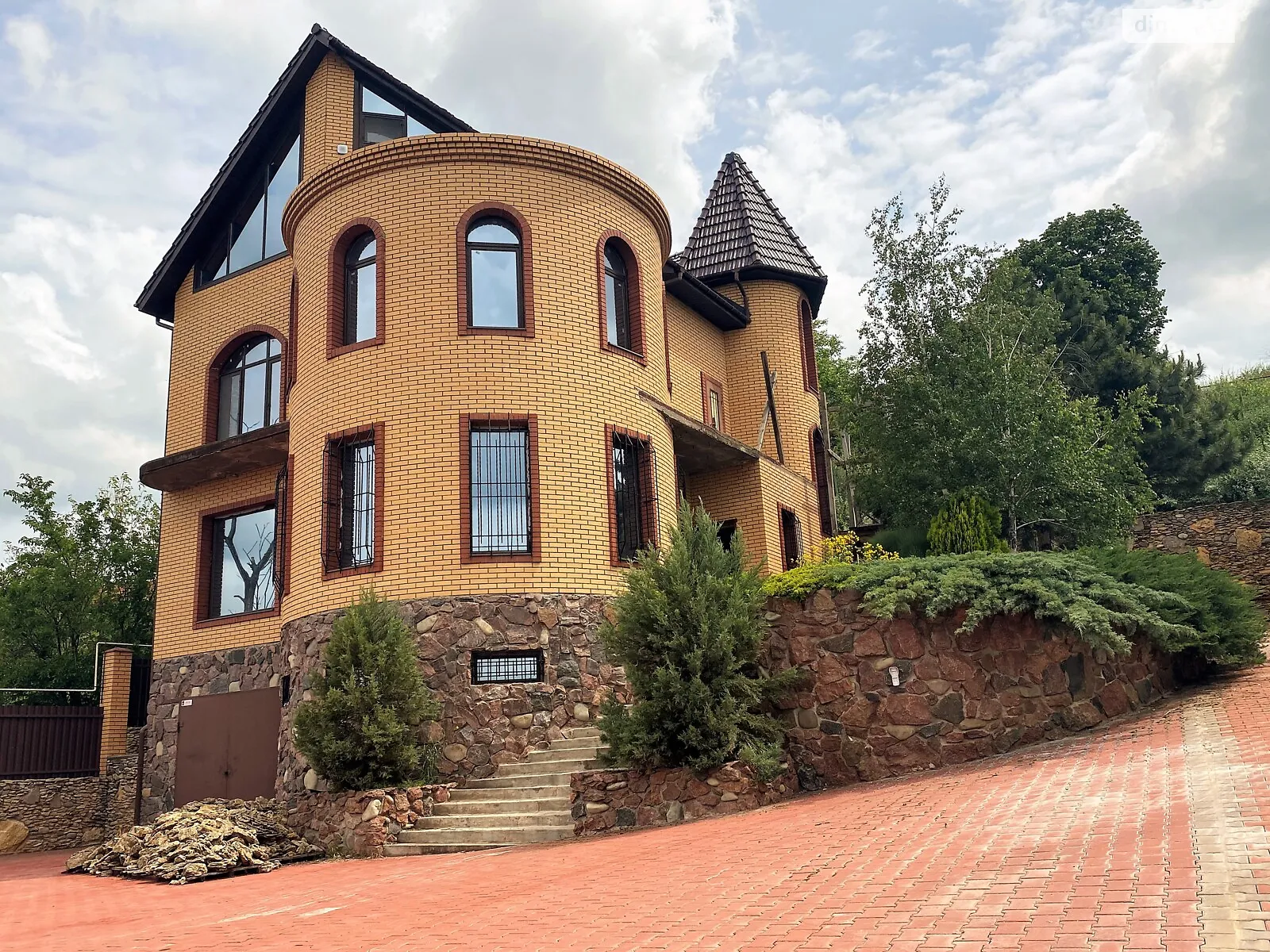 Продается дом на 3 этажа 329.2 кв. м с мансардой, цена: 290000 $ - фото 1