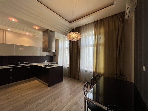 Продается 4-комнатная квартира 190 кв. м в Одессе, бул. Французский