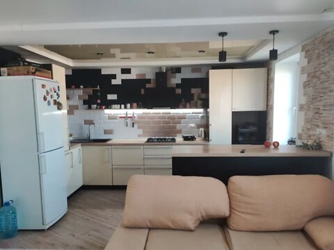 Продается 3-комнатная квартира 80 кв. м в Полтаве, ул. Зеньковская