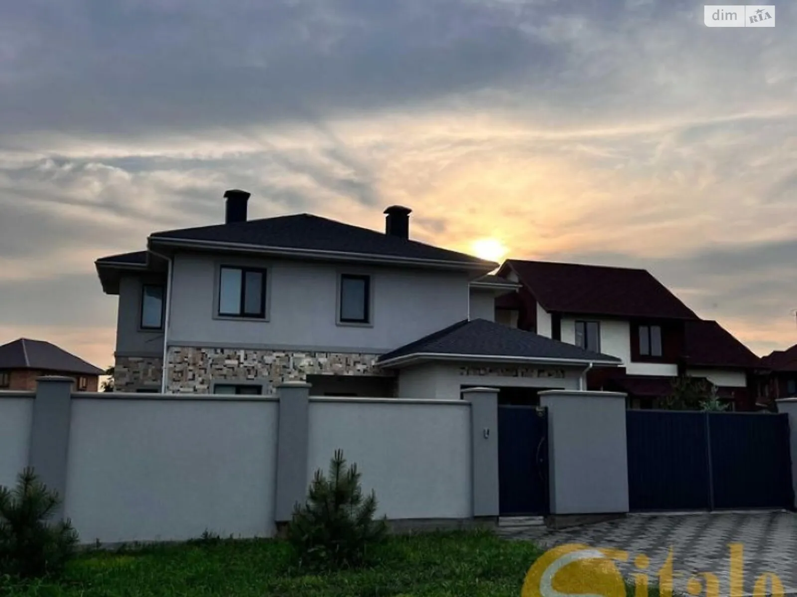 Продається будинок 2 поверховий 240 кв. м з гаражем, цена: 265000 $