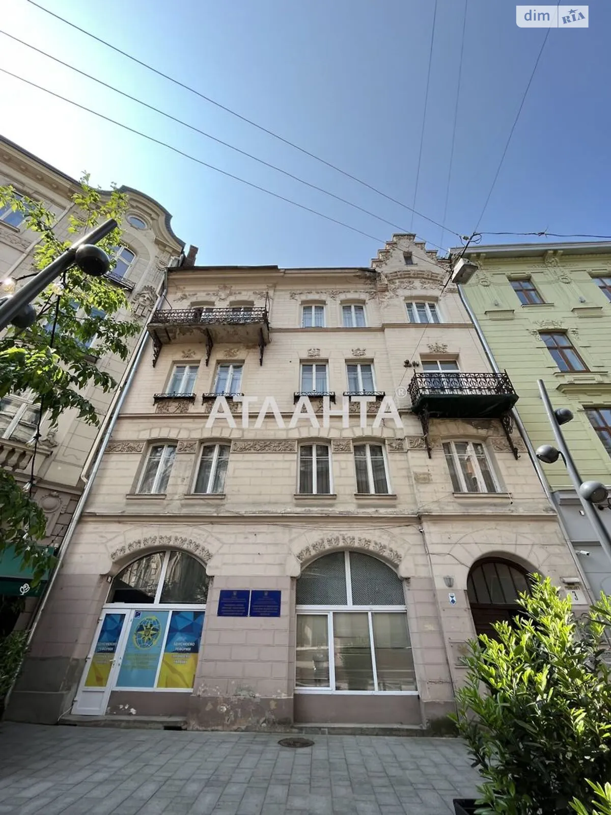 Продається 3-кімнатна квартира 322.4 кв. м у Львові, вул. Руданського