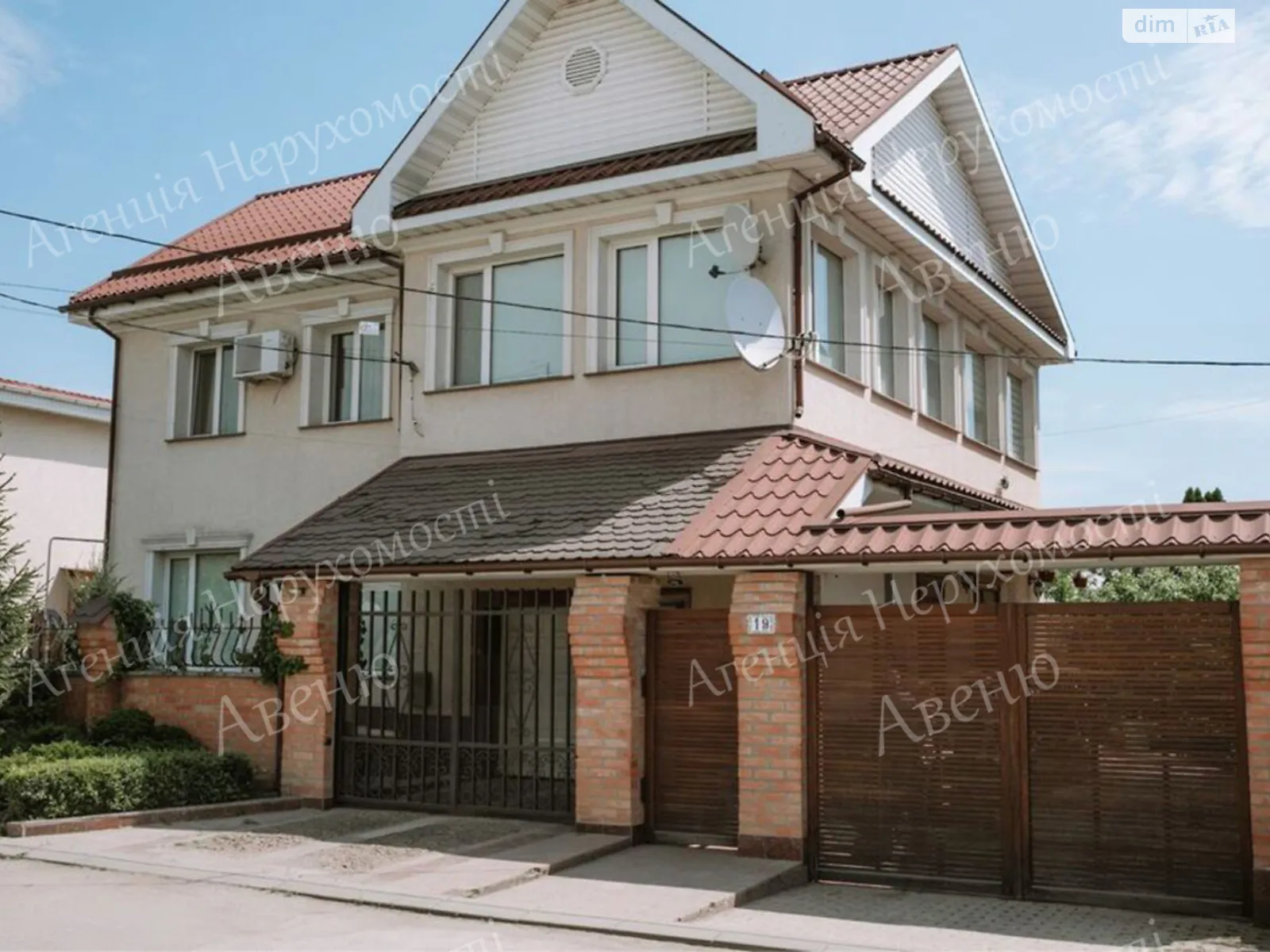 Продается дом на 2 этажа 195 кв. м с камином, цена: 213000 $ - фото 1