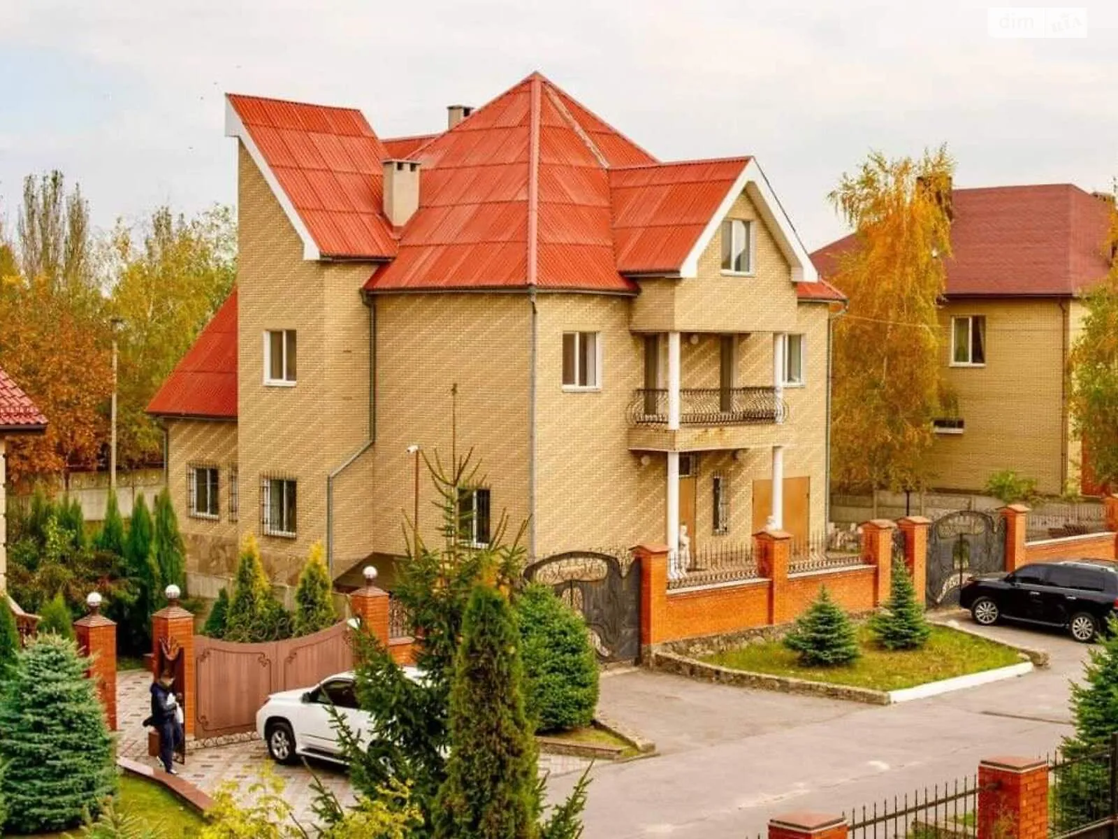 Продается дом на 3 этажа 600 кв. м с балконом, цена: 460000 $ - фото 1